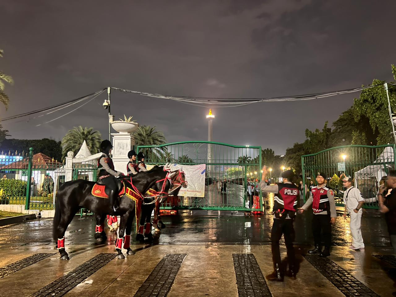 Polisi Berkuda Polsatwa Patroli di Monas, Warga Antusias hingga Foto Bareng