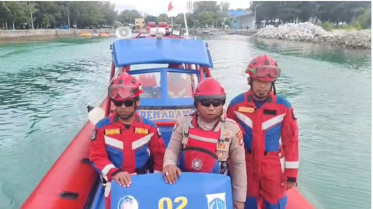 Evakuasi Heroik di Laut, Polsek Kepulauan Seribu Selatan Bersama Damkar Selamatkan 61 Penumpang KM Sumber Makmur