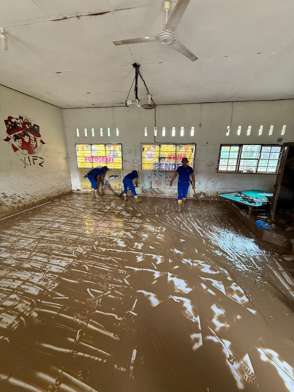 Korpolairud Baharkam Polri Lakukan Normalisasi Sekolah Terdampak Lumpur di Padang Pariaman