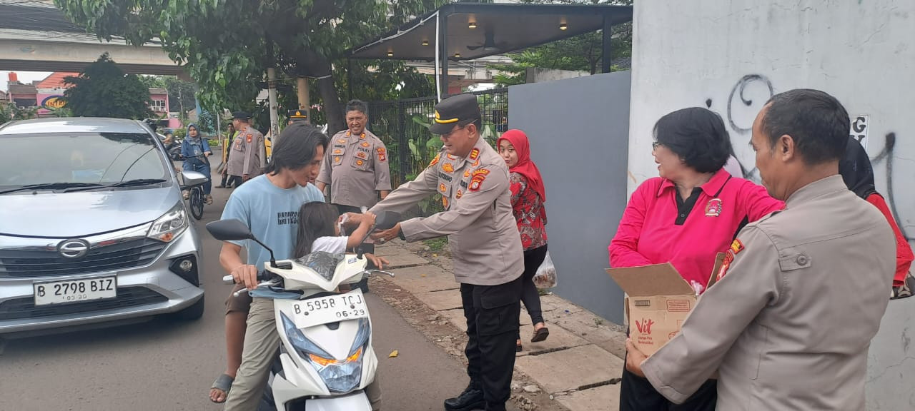 Kapolsek Duren Sawit Gelar Pembagian Takjil Bersama Ibu Bhayangkari untuk Masyarakat