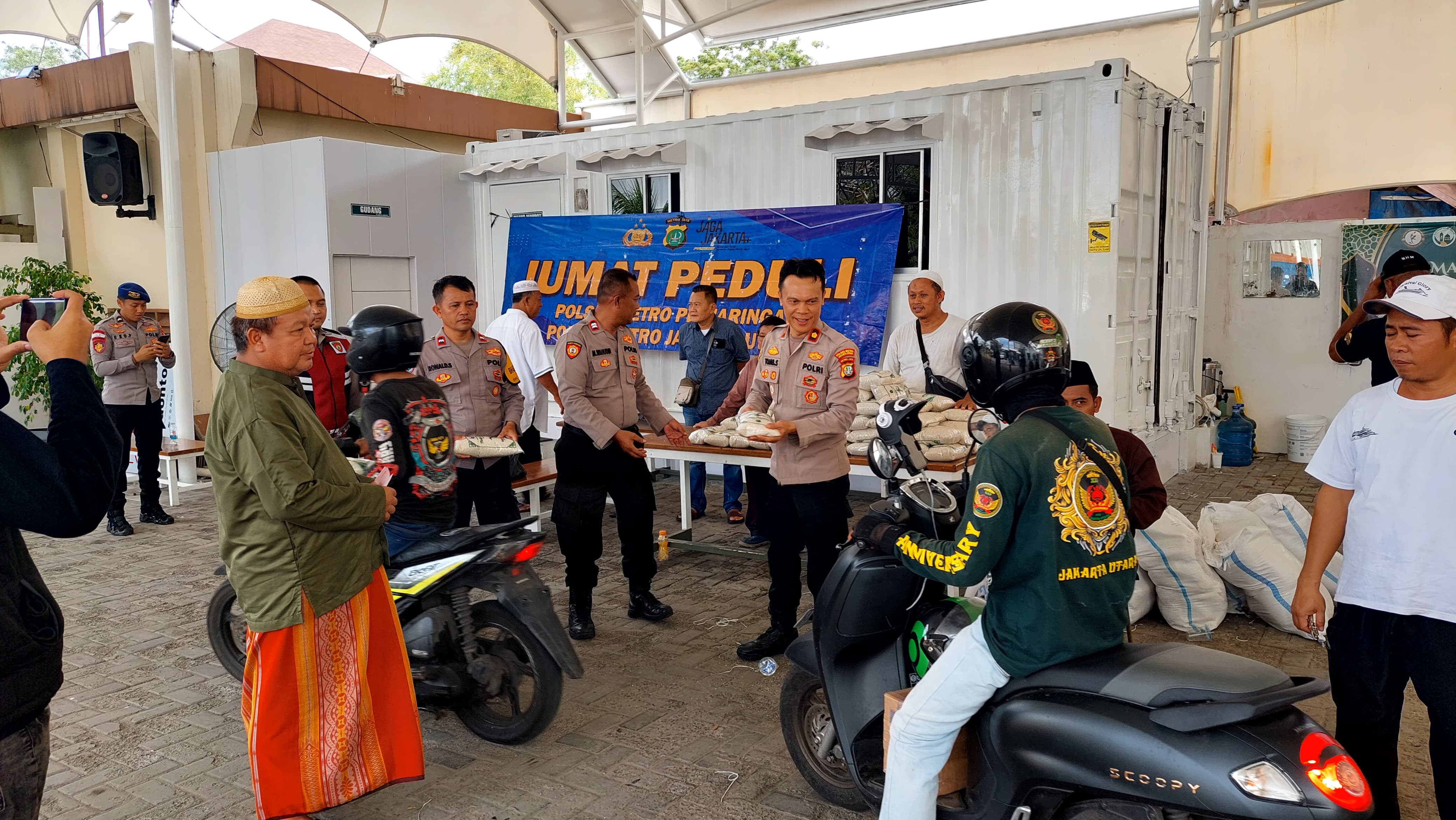 Polsek Metro Penjaringan Gelar Bakti Sosial di Masjid Al-Qohhar: Wujud Kepedulian untuk Pengemudi Ojek Online