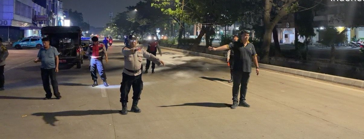 Polsek Kelapa Gading Tingkatkan Patroli Malam demi Ciptakan Rasa Aman Warga, Polisi Periksa Kendaraan dan Barang Bawaan Pengguna Jalan