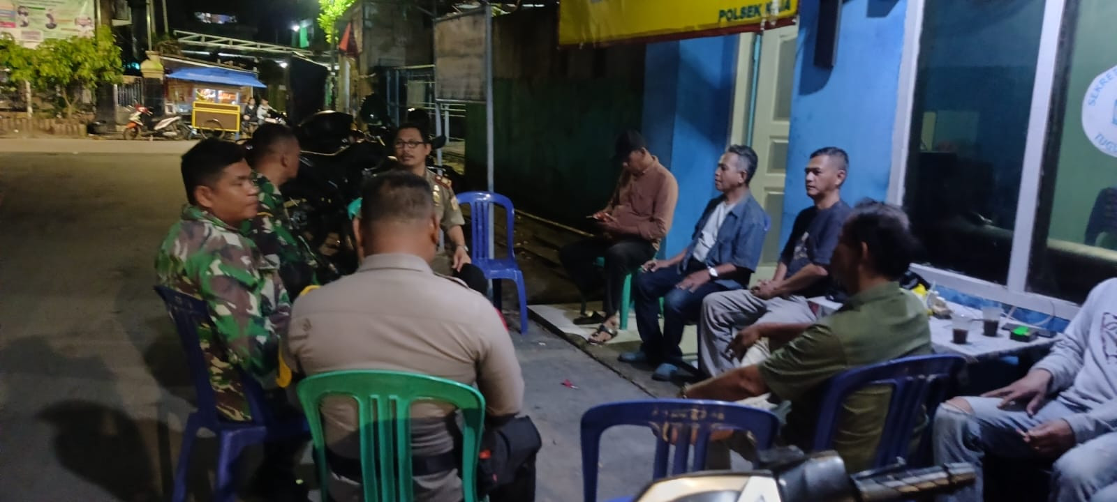 Bhabinkamtibmas Tugu Utara Sambangi Pos PAM Ramadhan RW 04, Antisipasi Tawuran dan Jaga Kamtibmas