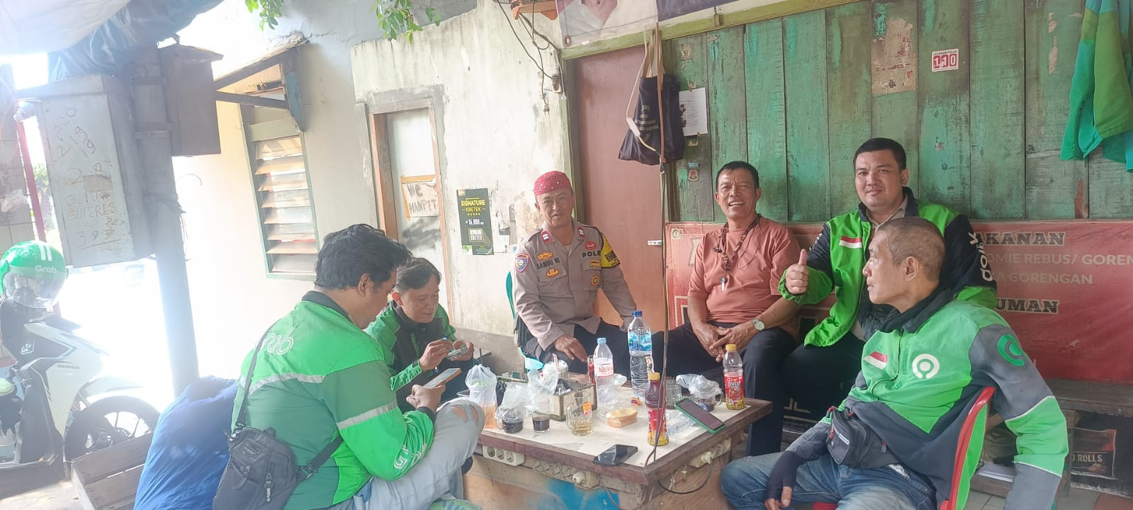 Bhabinkamtibmas Kelurahan Kalibaru Laksanakan Patroli dan Sambang, Berikan Himbauan Kamtibmas ke Pangkalan Ojol