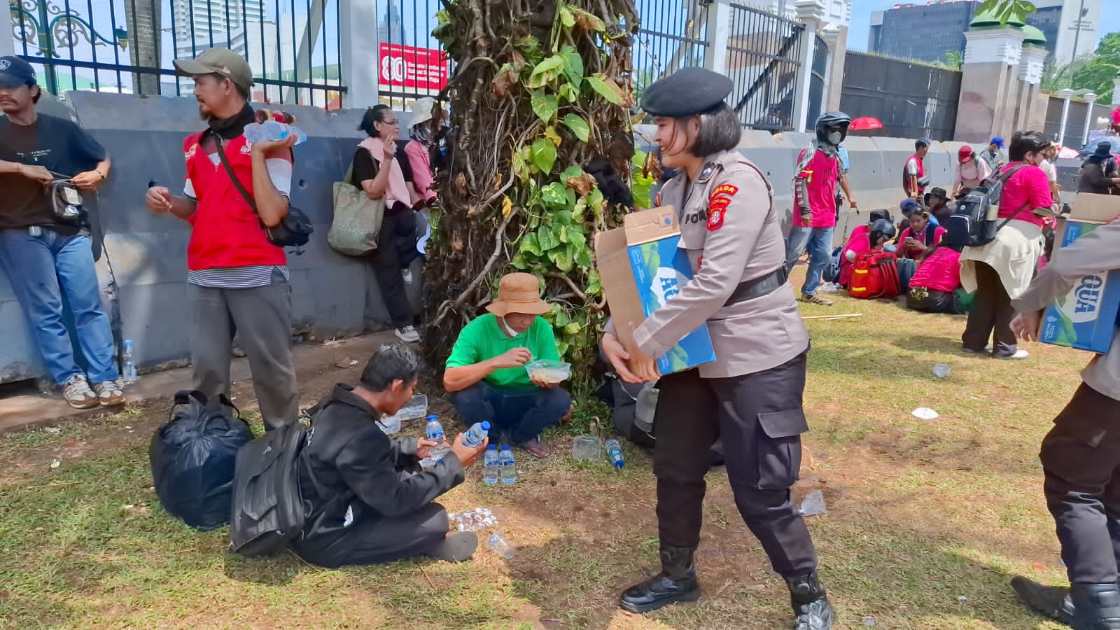Polwan Polda Metro Bagikan Air Mineral ke Massa Aksi di Depan DPR/MPR