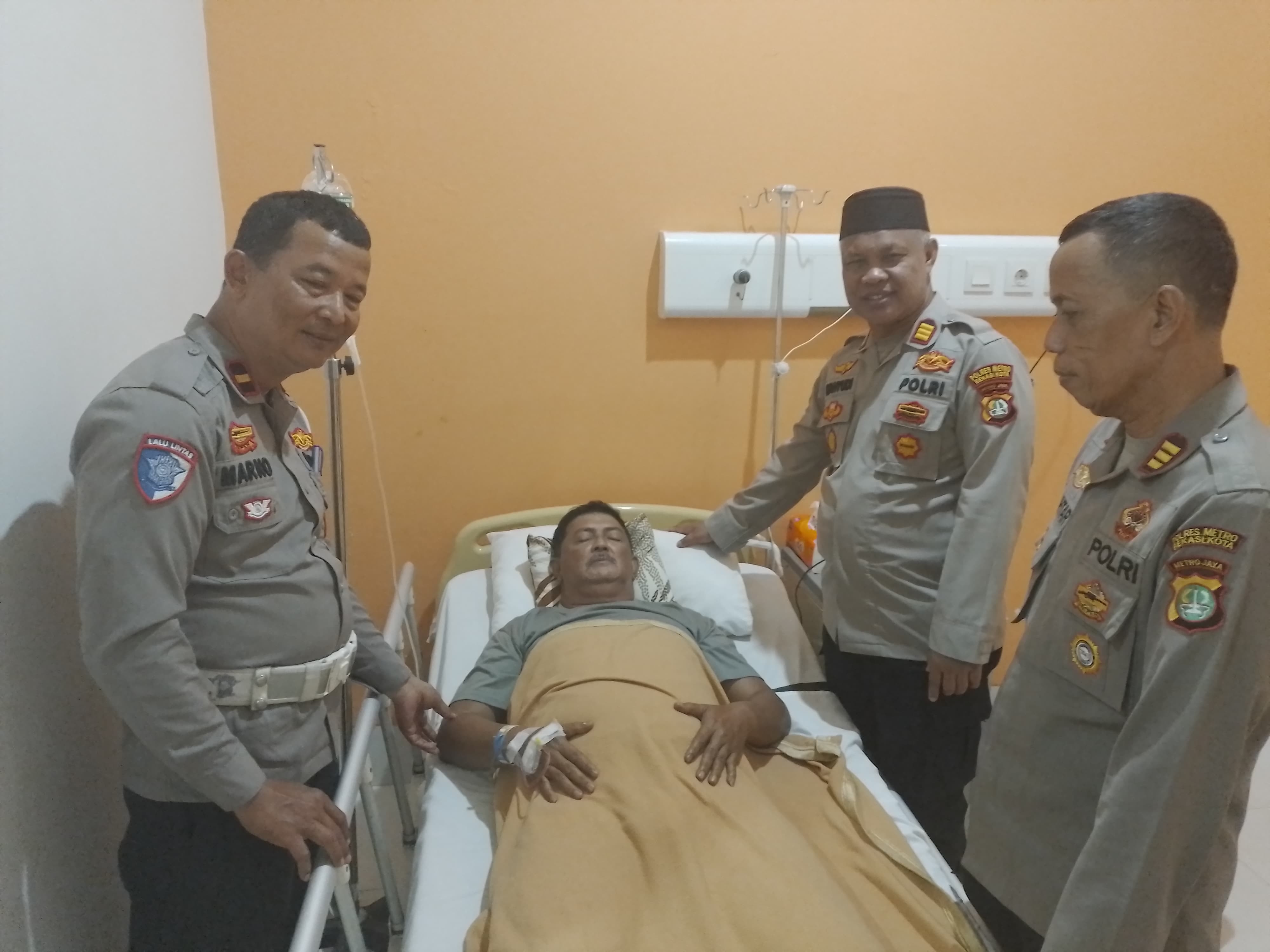 Empati dan Peduli Kapolsek Bekasi Barat Menjenguk Anggota Yang Sedang Sakit