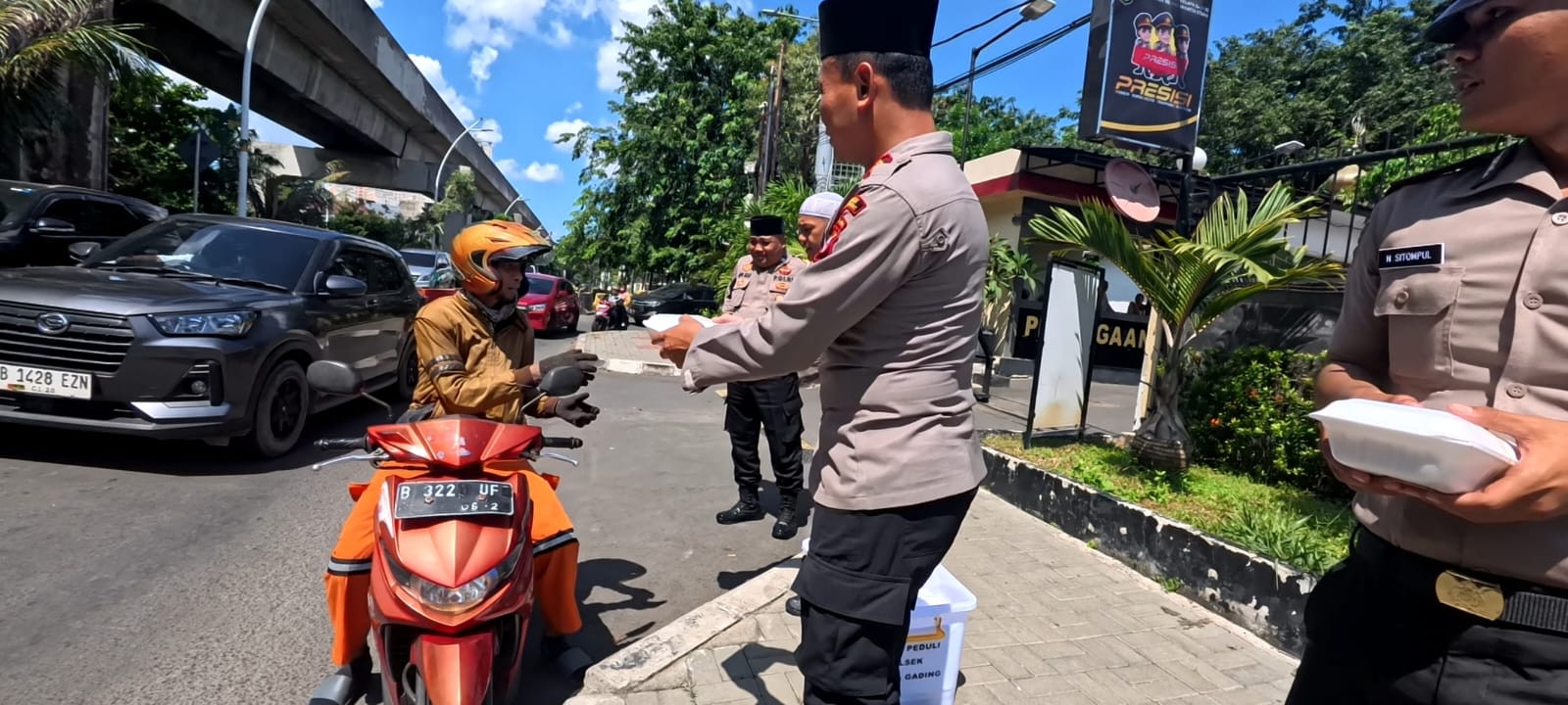 Polsek Kelapa Gading Bagikan 50 Nasi Kotak untuk Ojol dan Warga dalam Program Jumat Peduli
