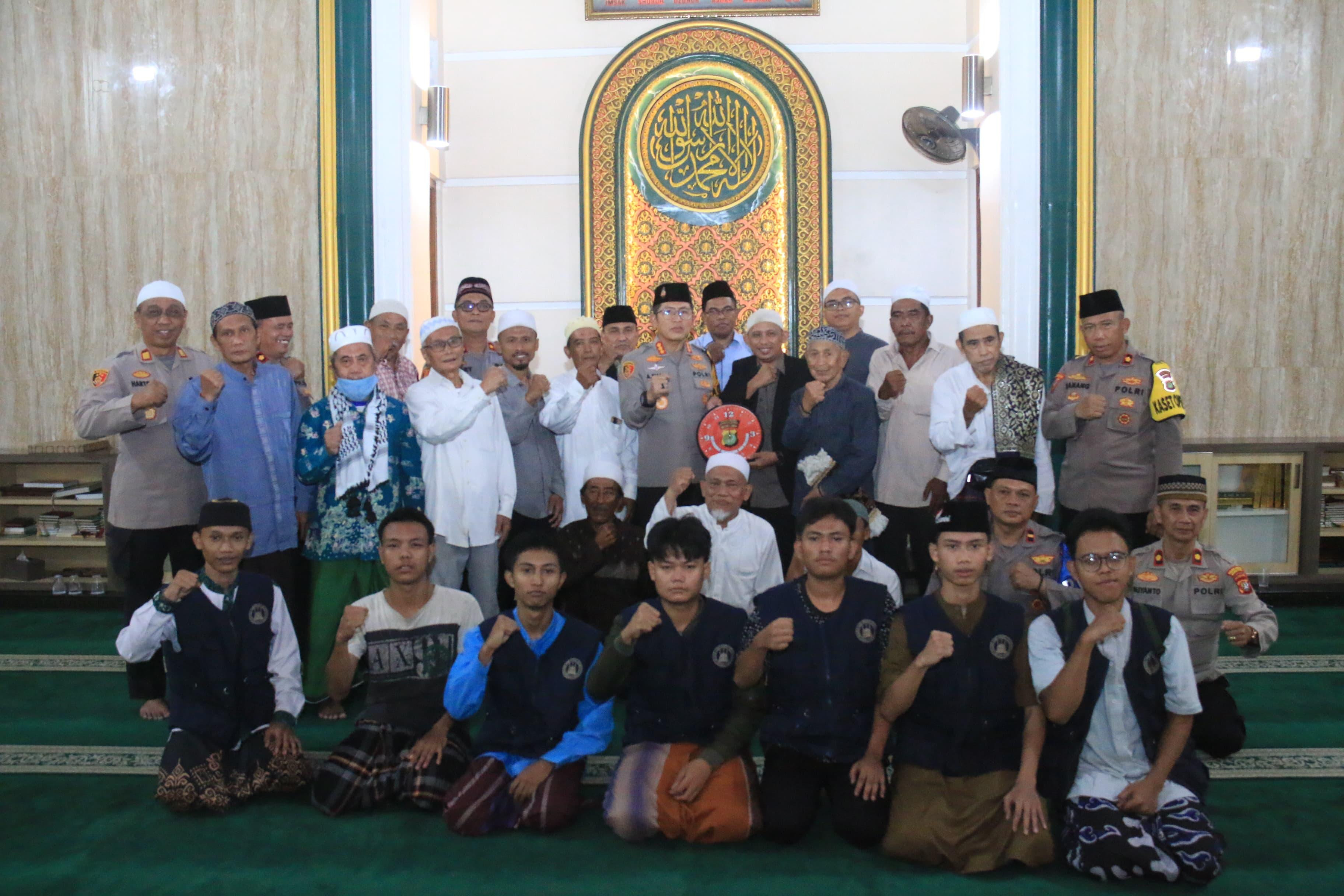 Kapolres Metro Jakarta Utara Pimpin Tarawih Keliling di Masjid Jami Nurul Islam, Berikan Tausiah dan Santunan