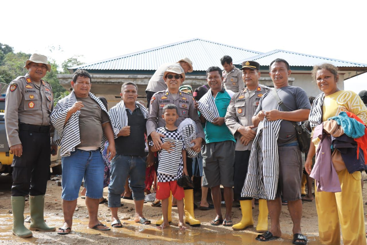 Polres Tapteng Bagikan Bantuan Pakaian untuk Korban Banjir