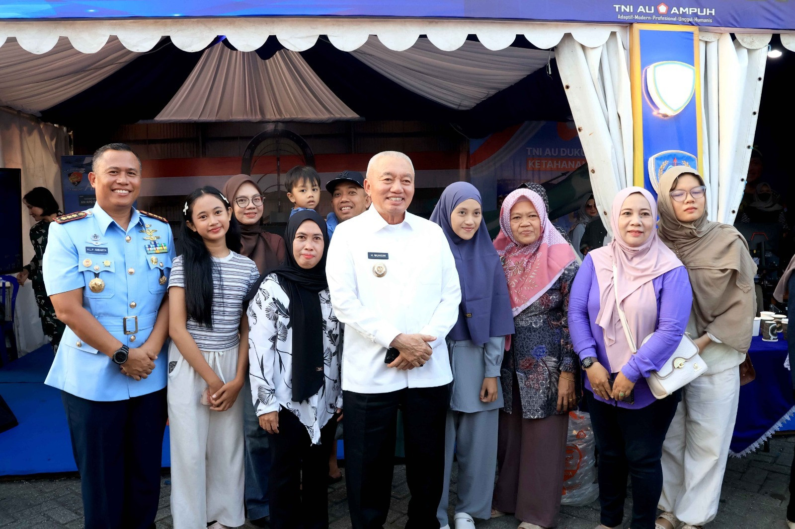 Terbang Dengan F-16, Gubernur Kalsel dan Forkopimda Rasakan Sensasi Dunia Tempur di Angkasa, Ramaikan Stand Lanud Sjamsudin Noor Kalsel Expo 2026