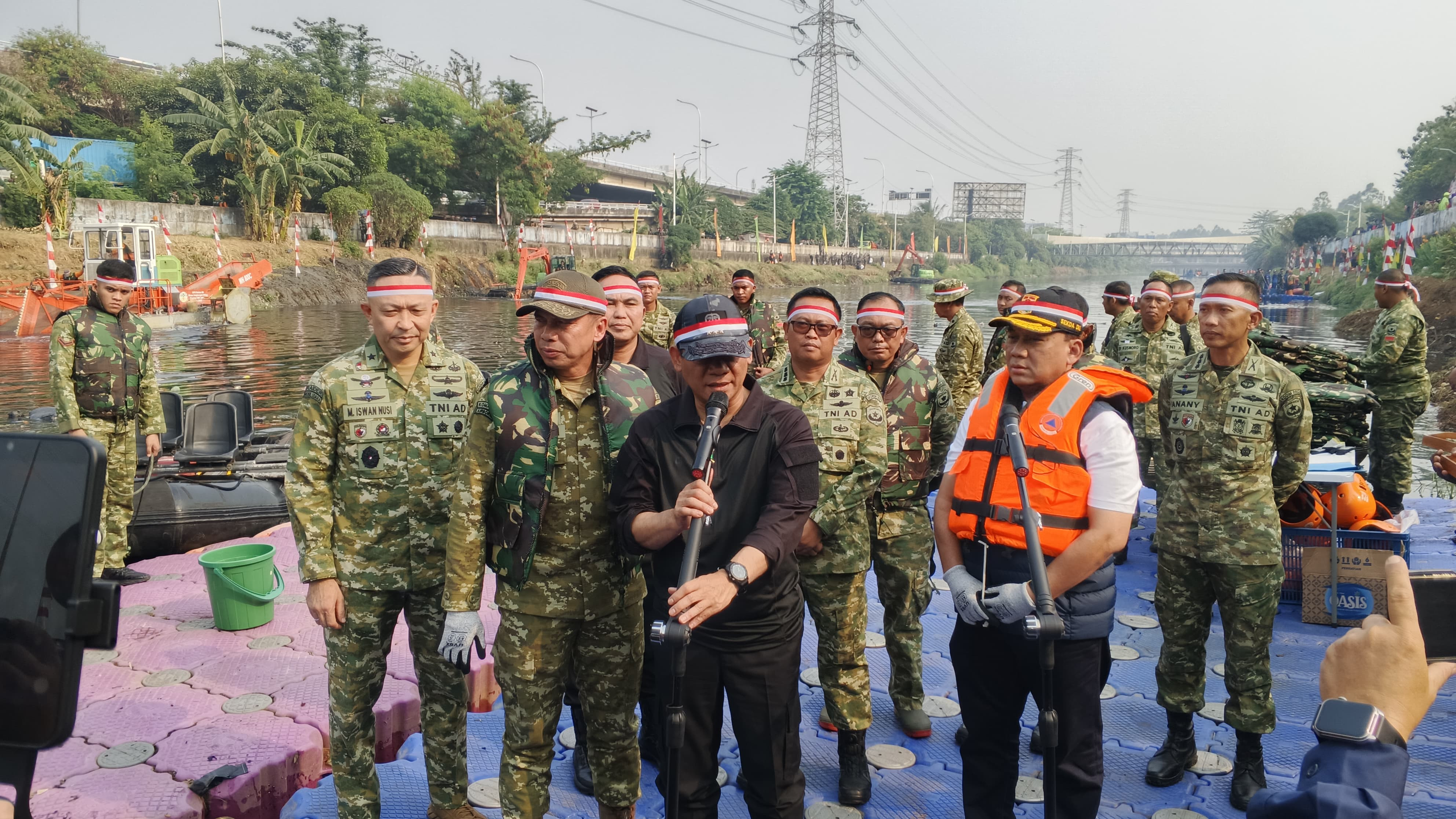 Jelang HUT RI ke-81, Kapolda Metro Jaya dan Pangdam Jaya Pimpin Aksi Bersih Sungai Kalijodo