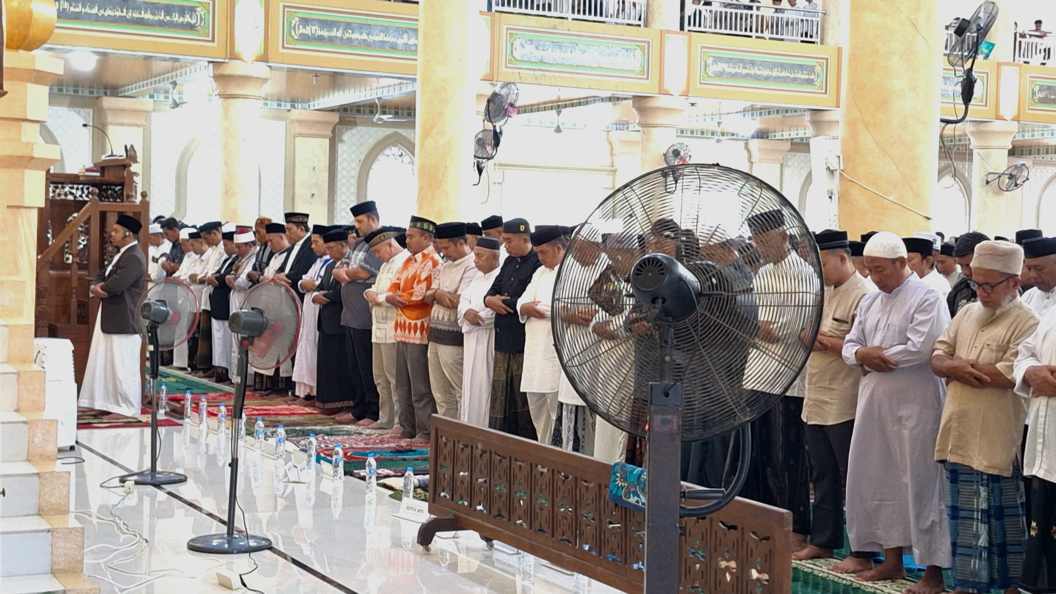 Prajurit Lanal Simeulue Ikuti Sholat Idul Fitri 1 Syawal 1447 H/2026 M Bersama Masyarakat di Masjid Agung Tengku Khalilullah Kabupaten Simeulue