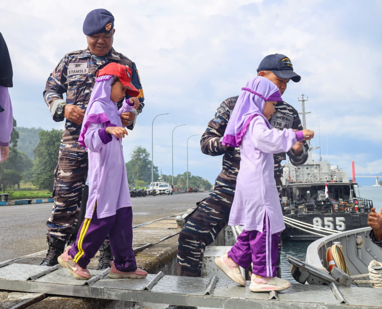 Giliran TK RA Mutiara Waiheru dan PAUD Cahaya Pelangi Melihat Langsung Kapal Perang Kodaeral IX Ambon