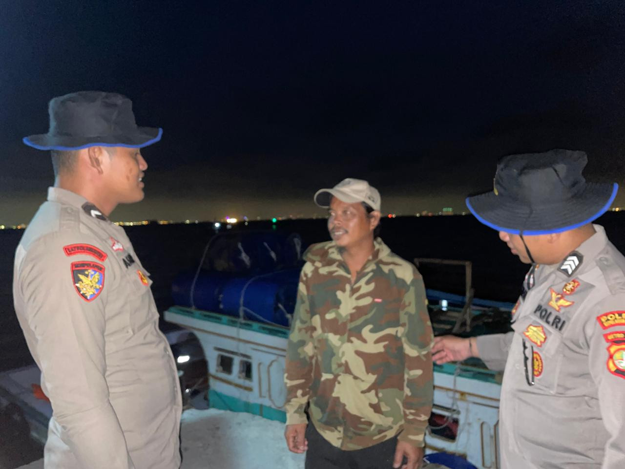 Layanan Polisi 110, Patroli Laut Malam Satpolairud Polres Kepulauan Seribu Sambangi Penjaga Pulau