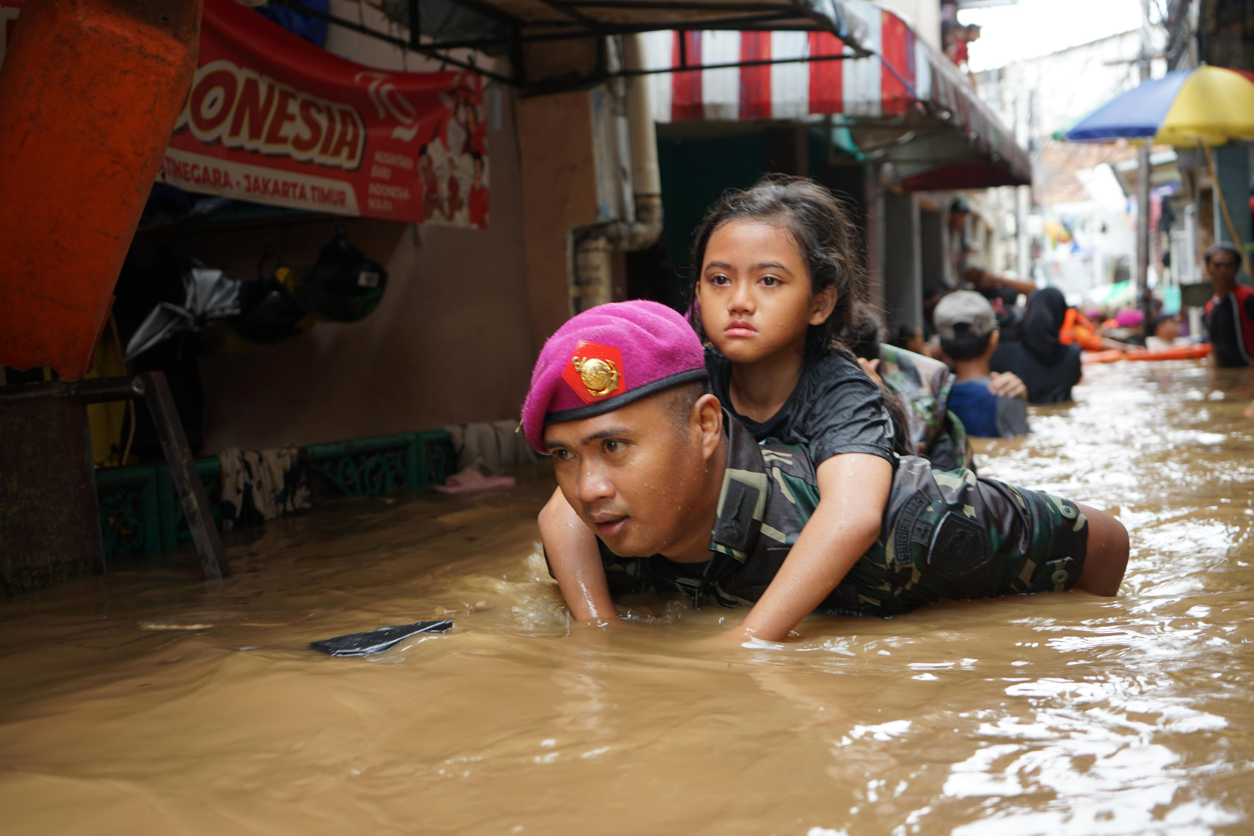 MARINIR BANTU EVAKUASI WARGA YANG TERJEBAK BANJIR