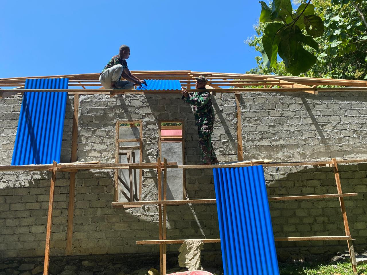 Kekompakan Dalam Kebersamaan, Satgas TMMD 123 Kodim 1510/Sula Berjibaku Pasang Atap RTLH Milik Warga Desa Wailau