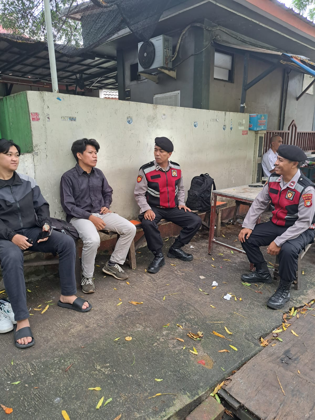 Hadir di Tengah Pemukiman, Sat Samapta Polres Metro Bekasi Kota Gelar Patroli Jalan Kaki di Kampung 200 Margajaya
