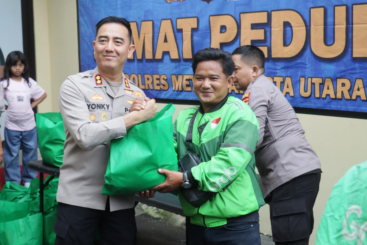 Kapolres Metro Jakarta Utara Gelar Jumat Peduli, Puluhan Paket Sembako Dibagikan untuk Pengemudi Ojol