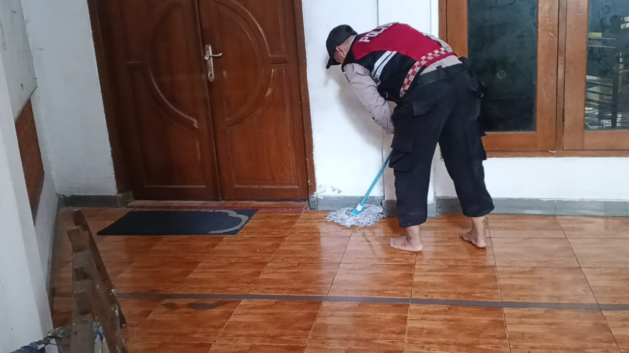 Polsek Metro Penjaringan Program Bang Jasri Bersih-Bersih Masjid, Wujudkan Ramadhan Aman, Sehat, dan Nyaman