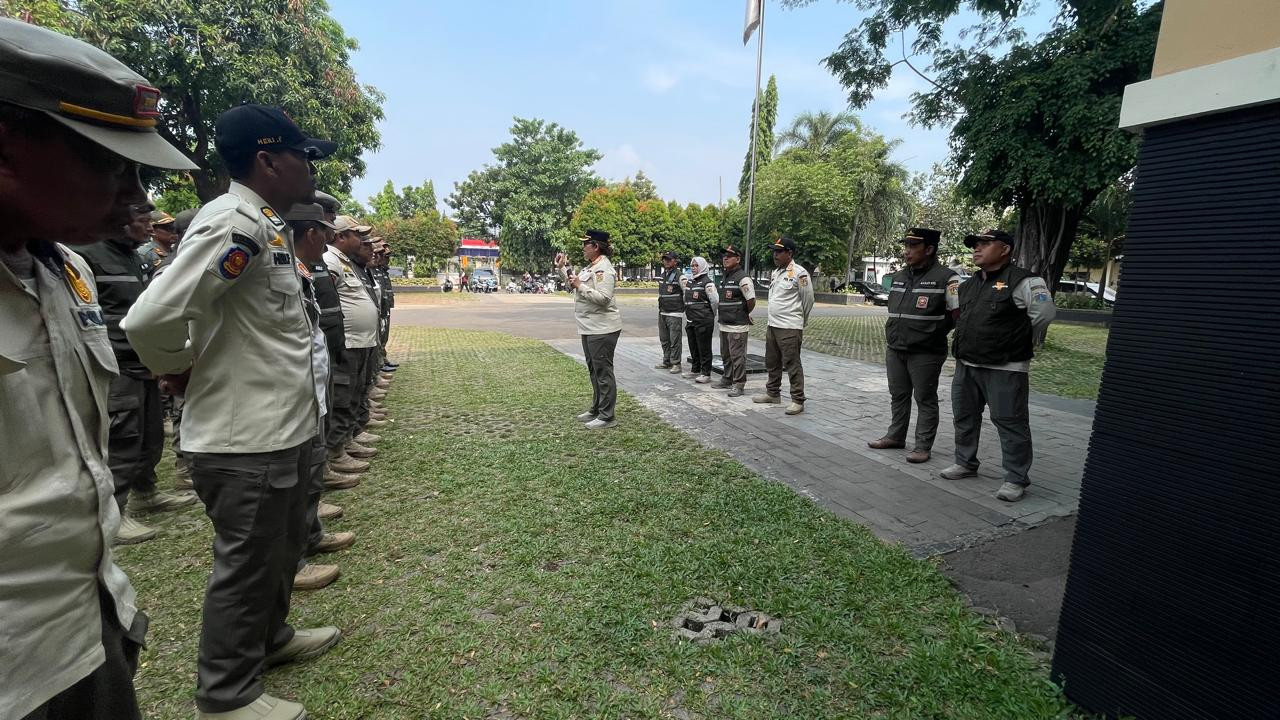 Penertiban Humanis, Satpol PP Cilincing Tindak PKL di Jalan Sarang Bango