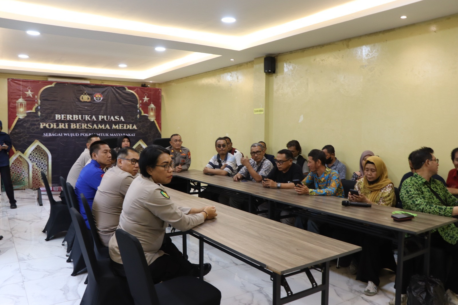 Polres Kepulauan Seribu Ikuti Zoom Meeting Buka Puasa Bersama Kapolri, Bagikan 250 Takjil untuk Masyarakat