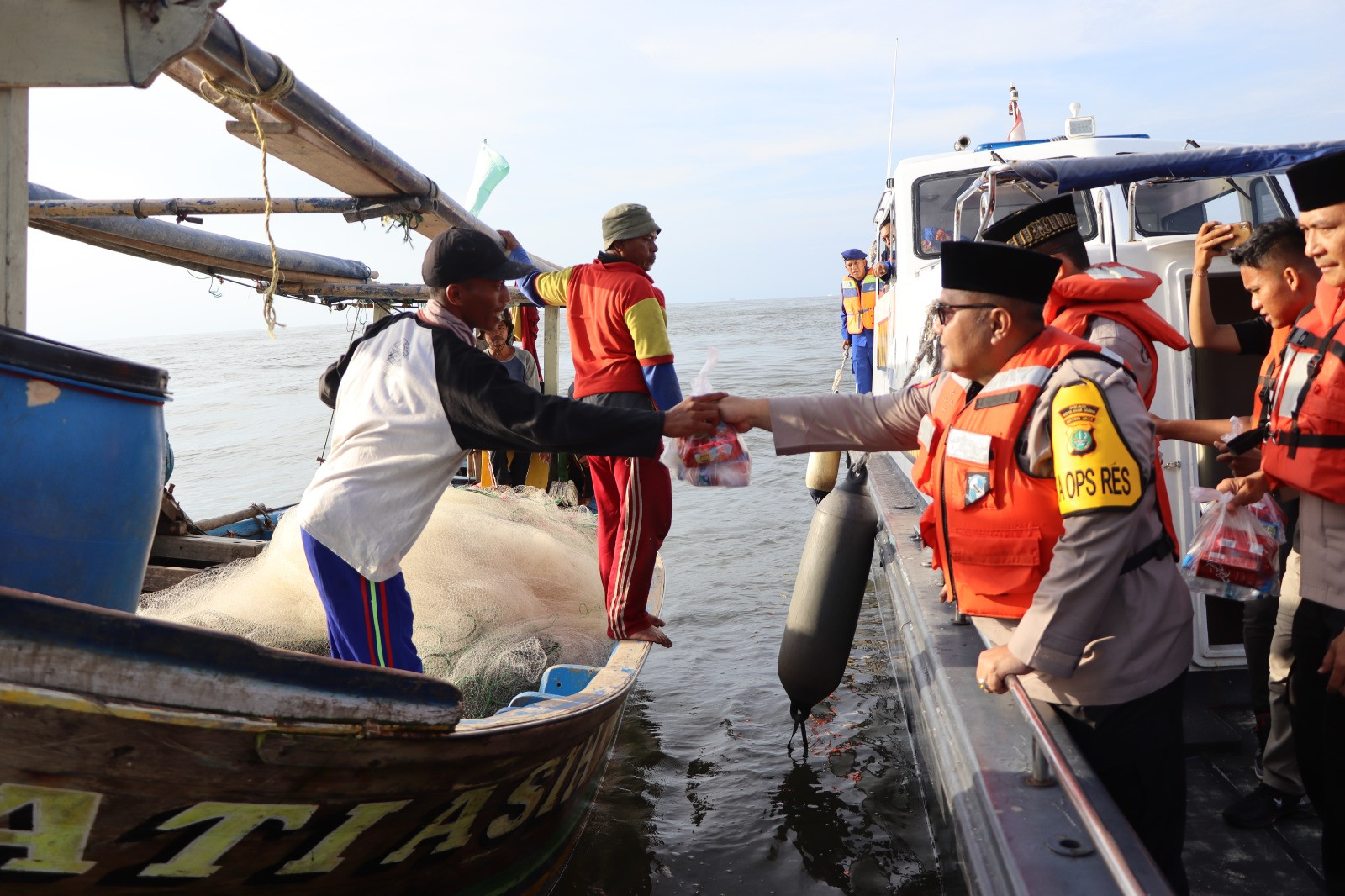 Kapolres Kepulauan Seribu Bagikan Takjil kepada Nelayan dalam Safari Ramadhan