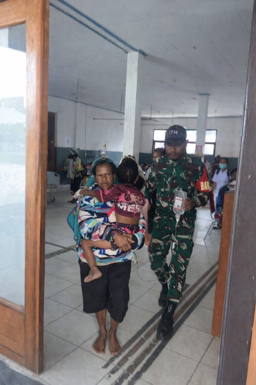 Koramil 1714-01/Mulia Menjadi Pelindung Rakyat Dampingi Evakuasi Korban Menuju RSUD Nabire