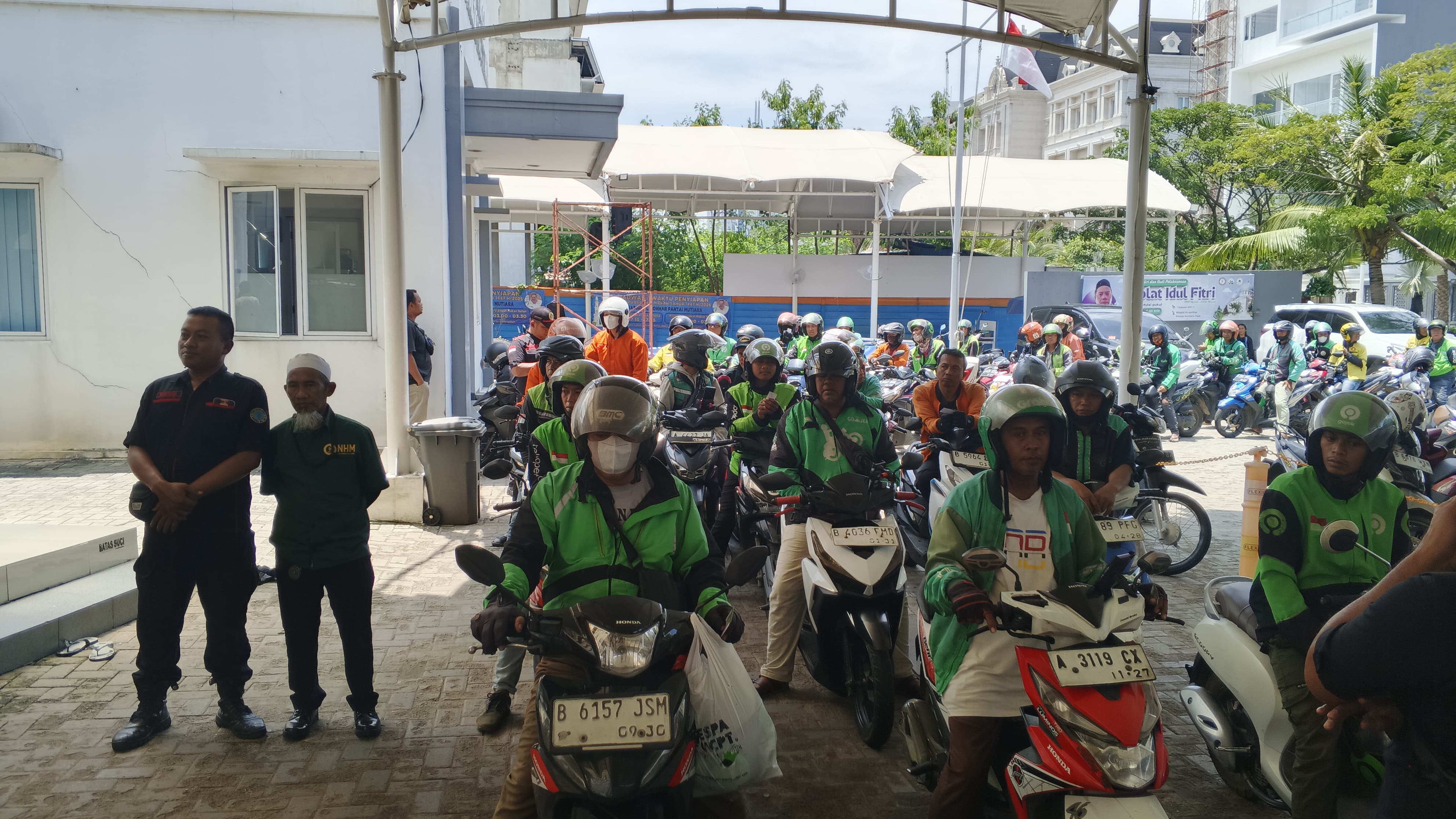 Peduli Sesama, Masjid Al Qohhar Salurkan 500 Paket Sembako untuk Pengemudi Ojol di Penjaringan