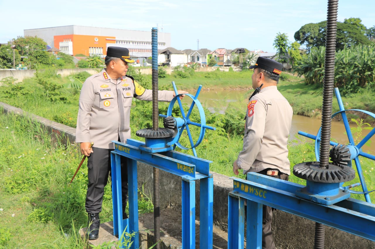 Prioritas Kesiapsiagaan Bencana, Kapolres Metro Bekasi Kota Tinjau Langsung Titik Rawan Bencana di Kali Bekasi Jatiasih