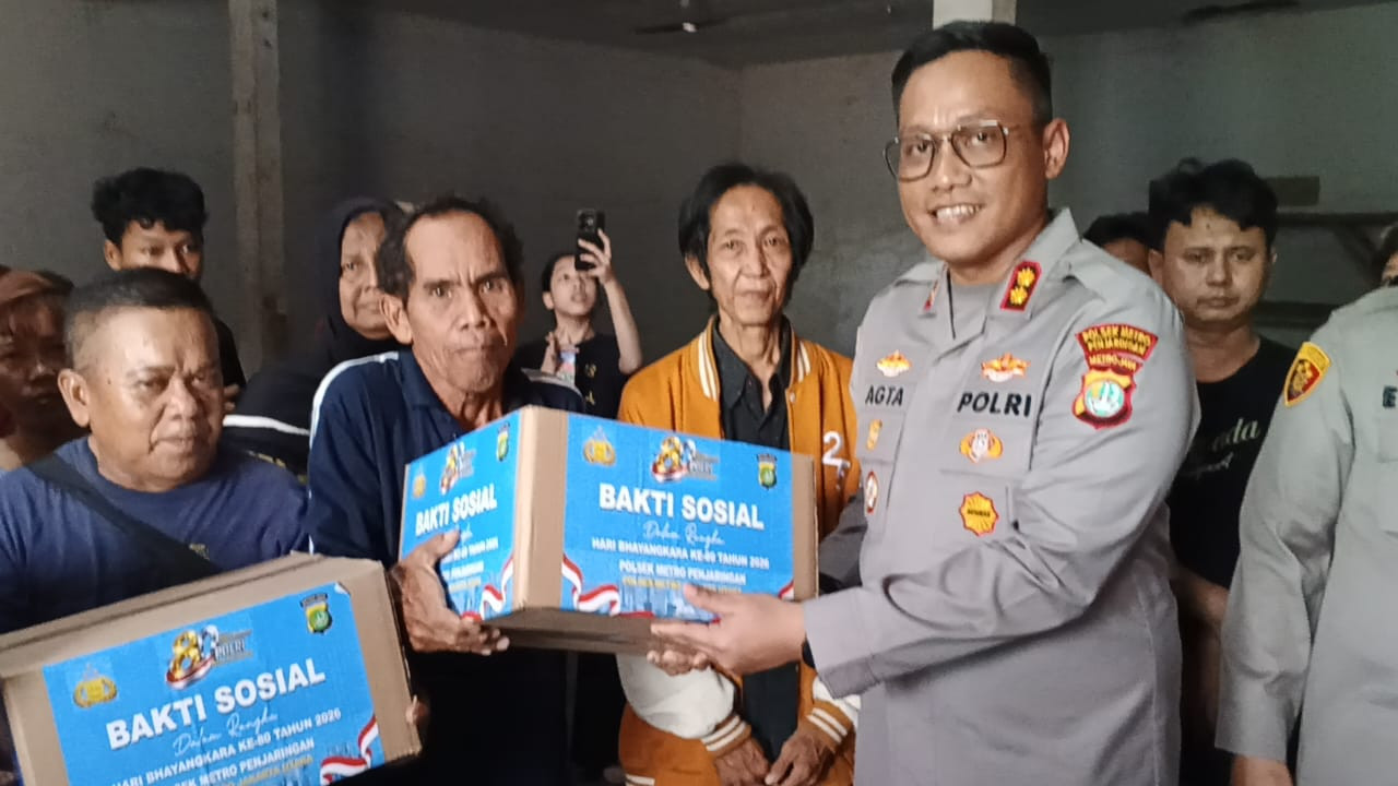 Polri Hadir Ditengah Duka, Kapolres Metro Jakarta Utara Salurkan Bantuan Untuk Korban Kebakaran di Penjaringan