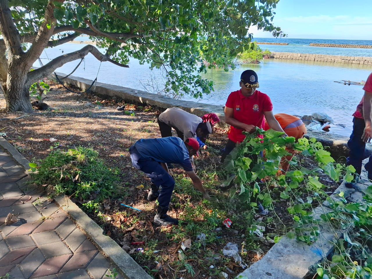 Bhabinkamtibmas Pulau Tidung Briptu Andika Fajar Bersama Warga RW 02 Gelar Kerja Bakti Massal
