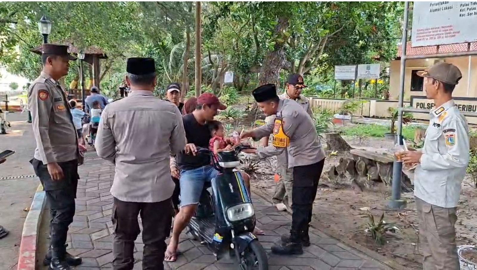 Polsek Kepulauan Seribu Selatan Bersama Satpol PP Bagikan Takjil kepada Warga Pulau Tidung