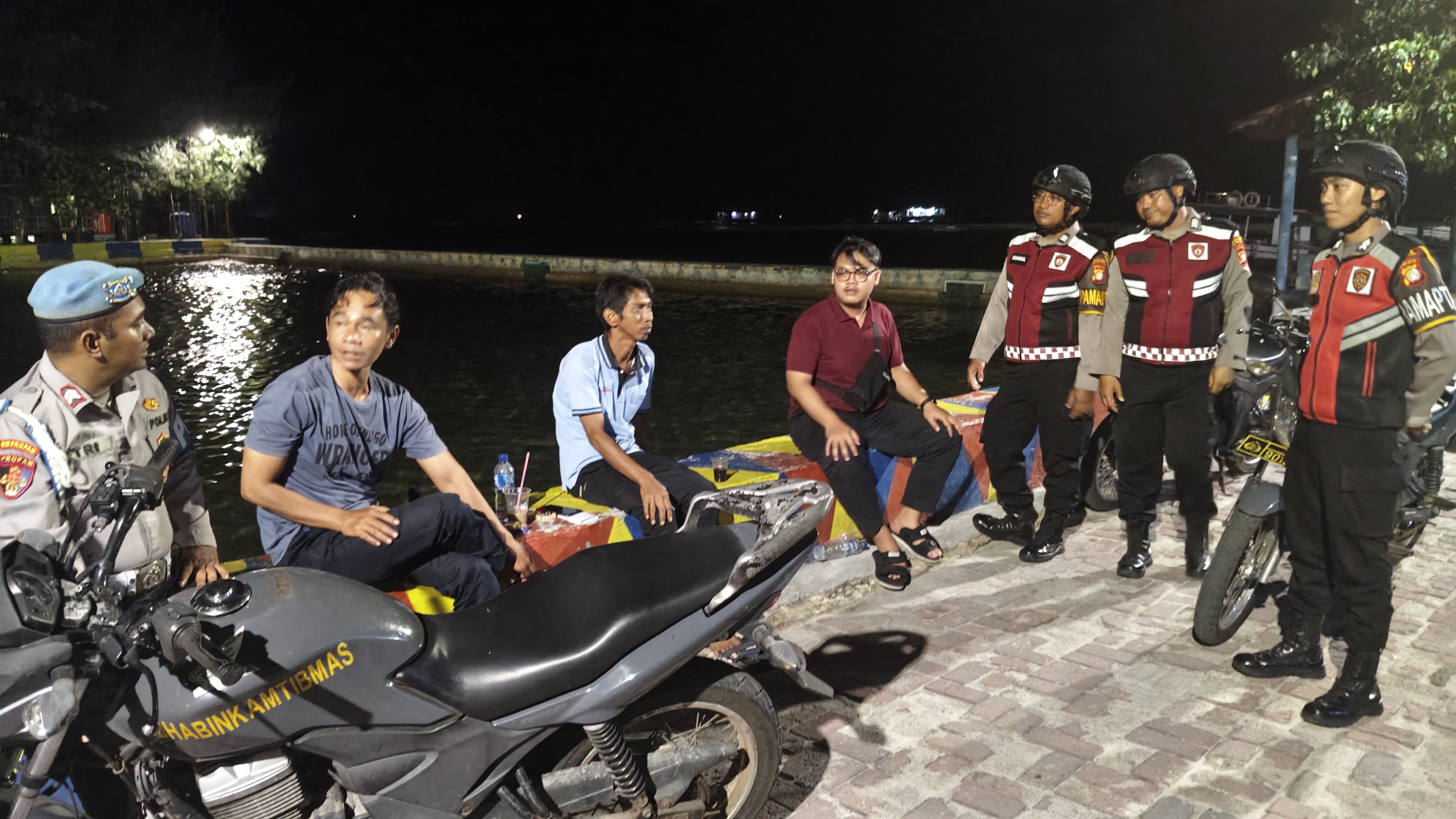 Patroli Malam Gabungan di Kepulauan Seribu, Polisi–TNI Hadirkan Rasa Aman bagi Warga Pulau