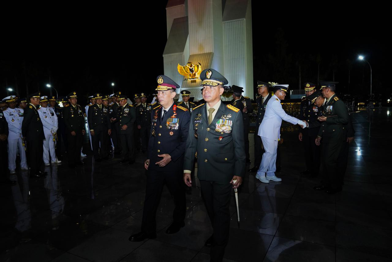 Panglima TNI Hadiri Upacara Ziarah Nasional Peringatan Hari Pahlawan 2025 di TMPNU Kalibata
