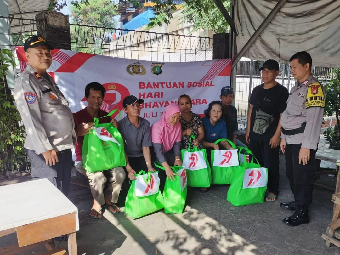 Polsek Bekasi Selatan Salurkan Bansos kepada Pedagang Kaki Lima di Jakamulya