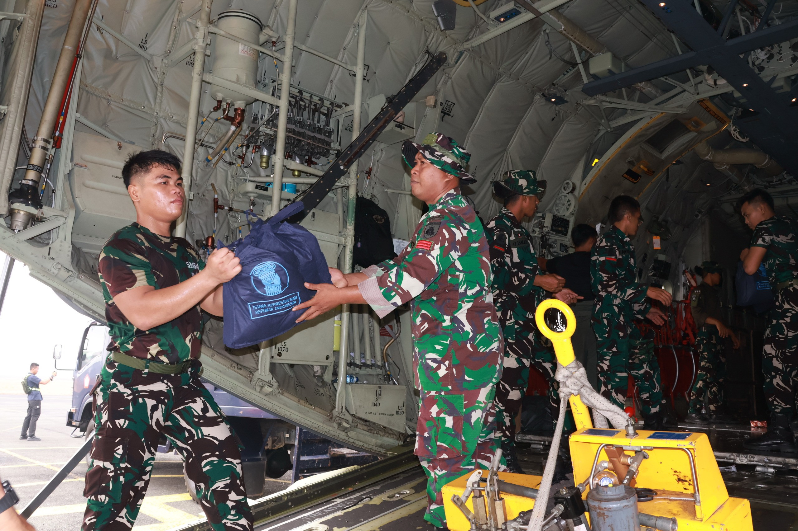 TNI Tebar 10,8 Ton Bahan Modifikasi Cuaca di Kalimantan