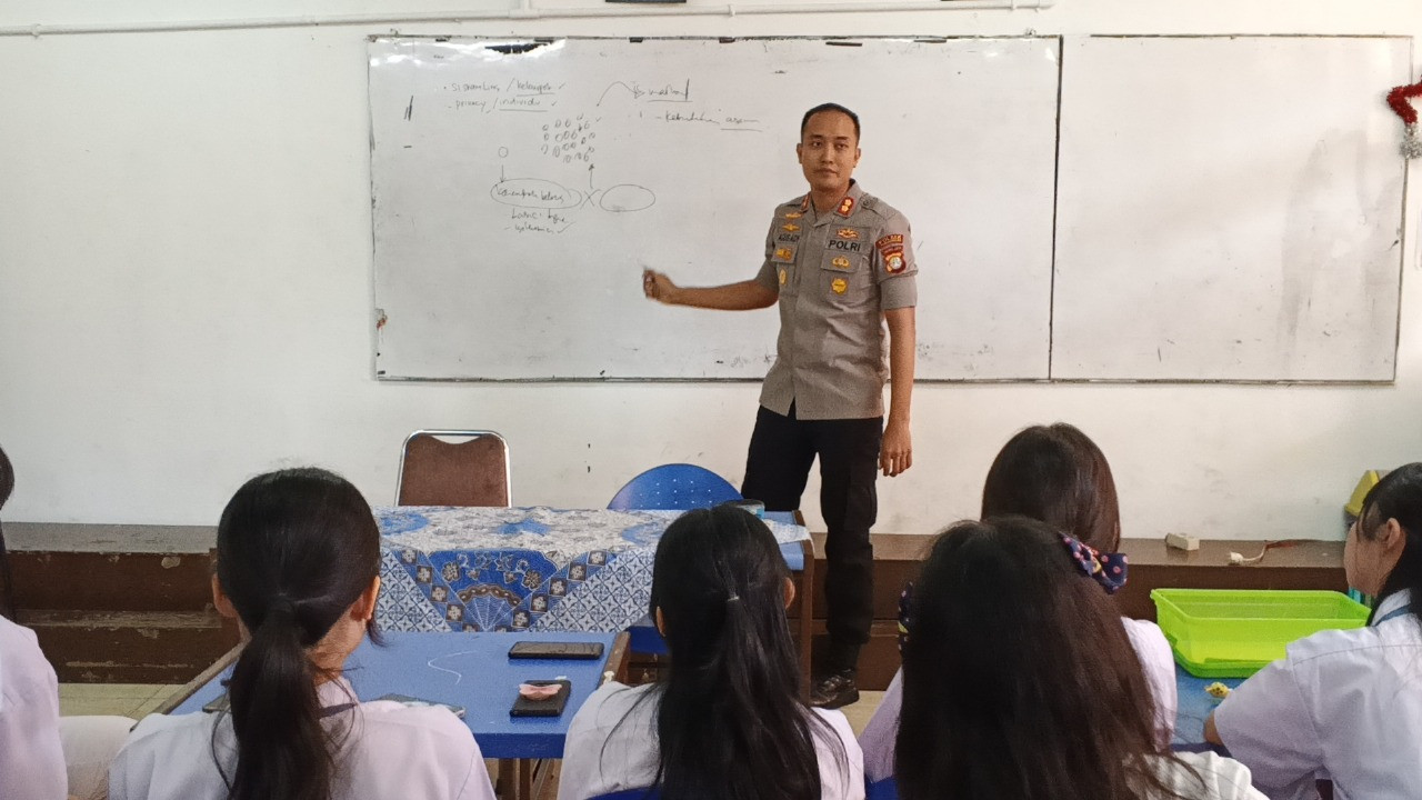 Kapolsek Metro Penjaringan Kunjungi Sekolah Katolik Diakona, Tekankan Pentingnya Keamanan dan Karakter Diri