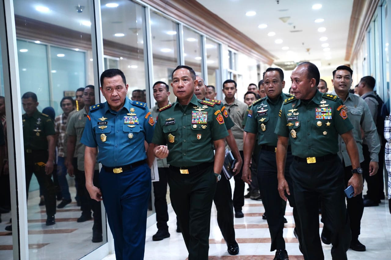 Panglima TNI Dampingi Wamenhan RI Ikuti Rapat Kerja dengan Komisi I DPR RI