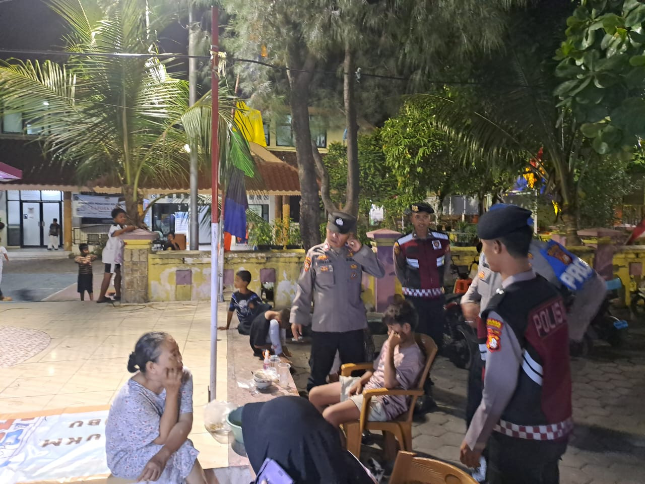 Polisi Humanis Polsek Kepulauan Seribu Utara Gelar Patroli Malam, Himbau Warga Jauhi Judi Online