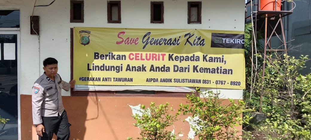 Cegah Tawuran, Bhabinkamtibmas Aren Jaya Pasang Spanduk Edukasi untuk Warga