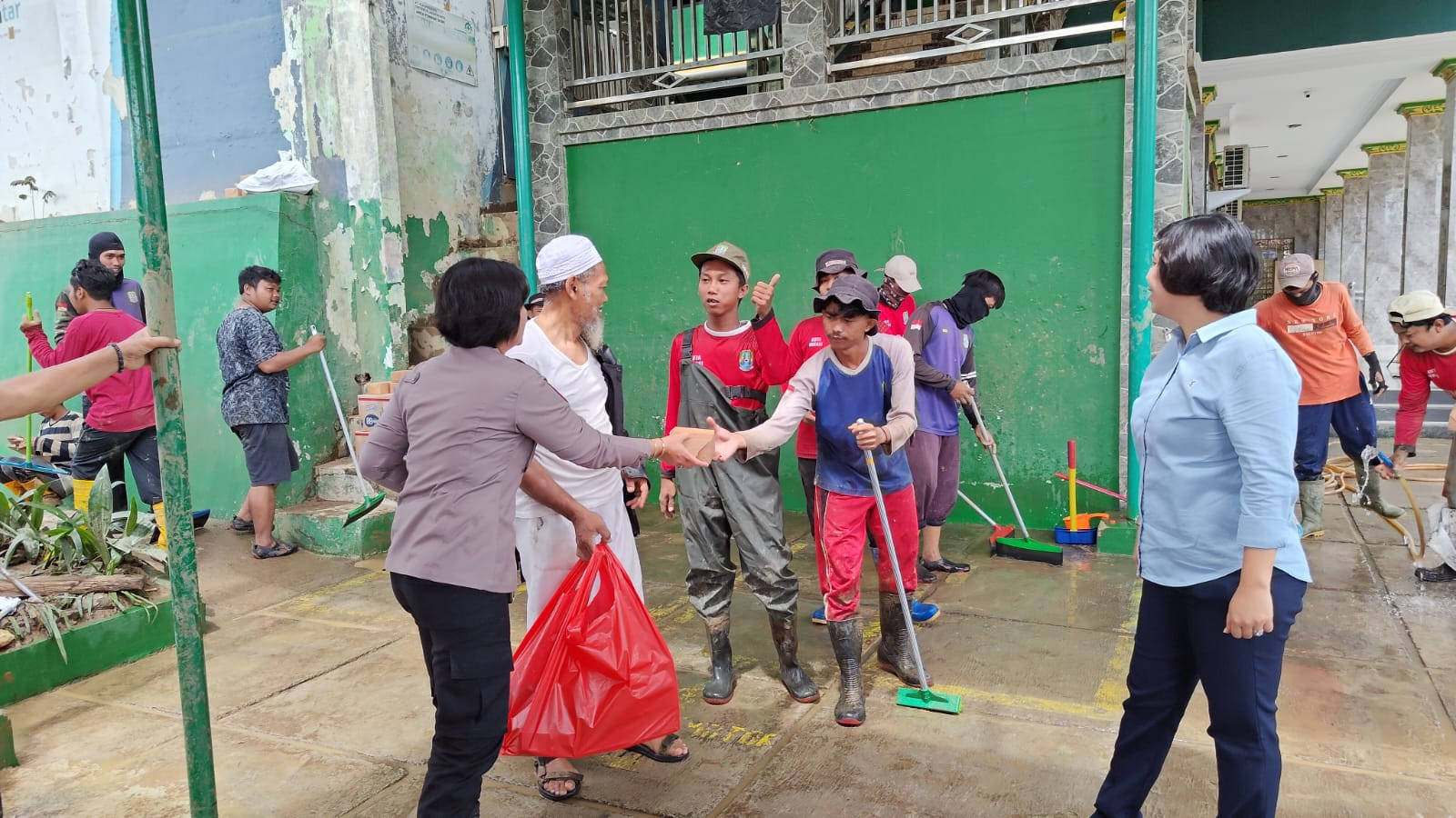 Polres Metro Bekasi Kota dan PPJI Salurkan Bantuan untuk Korban Banjir di Pondok Gede Permai