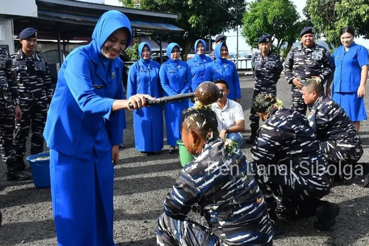 Danlanal Sibolga Kukuhkan Kenaikan Pangkat 18 Personel Lanal Sibolga