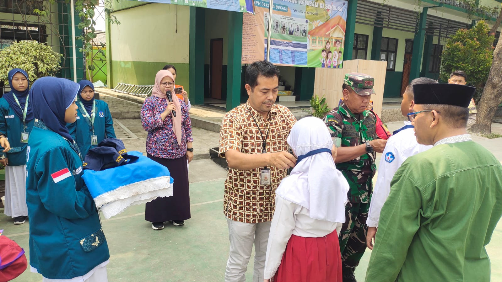 POLSEK RAWA LUMBU BERIKAN PEMBINAAN KE SISWA SMPN 32 BEKASI TENTANG BAHAYA NARKOBA, TAWURAN, JUDI ONLINE, DAN KENAKALAN REMAJA