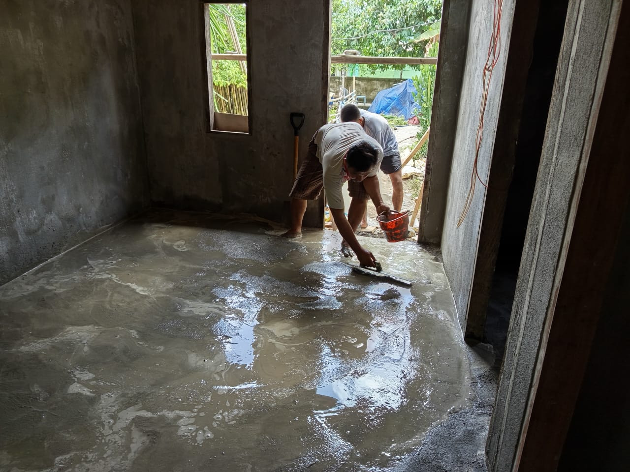 Personel TMMD Ke-127 Kodim 1514/Morotai Lanjutkan Pekerjaan Flur Lantai dan Pemasangan Lisplang RTLH