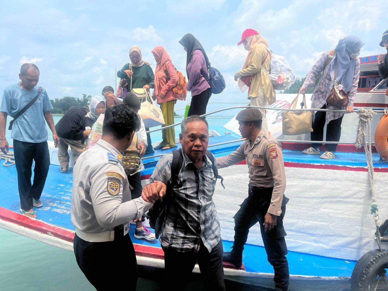 Polisi Baik Polsek Kepulauan Seribu Utara Bersama Dishub dan Satpol PP Bantu Penumpang di Dermaga Pulau Kelapa