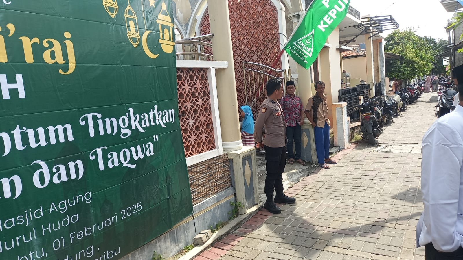Polisi Baik: Polsek Kepulauan Seribu Selatan Amankan Peringatan Isra Mi'raj di Masjid Nurul Huda Pulau Tidung