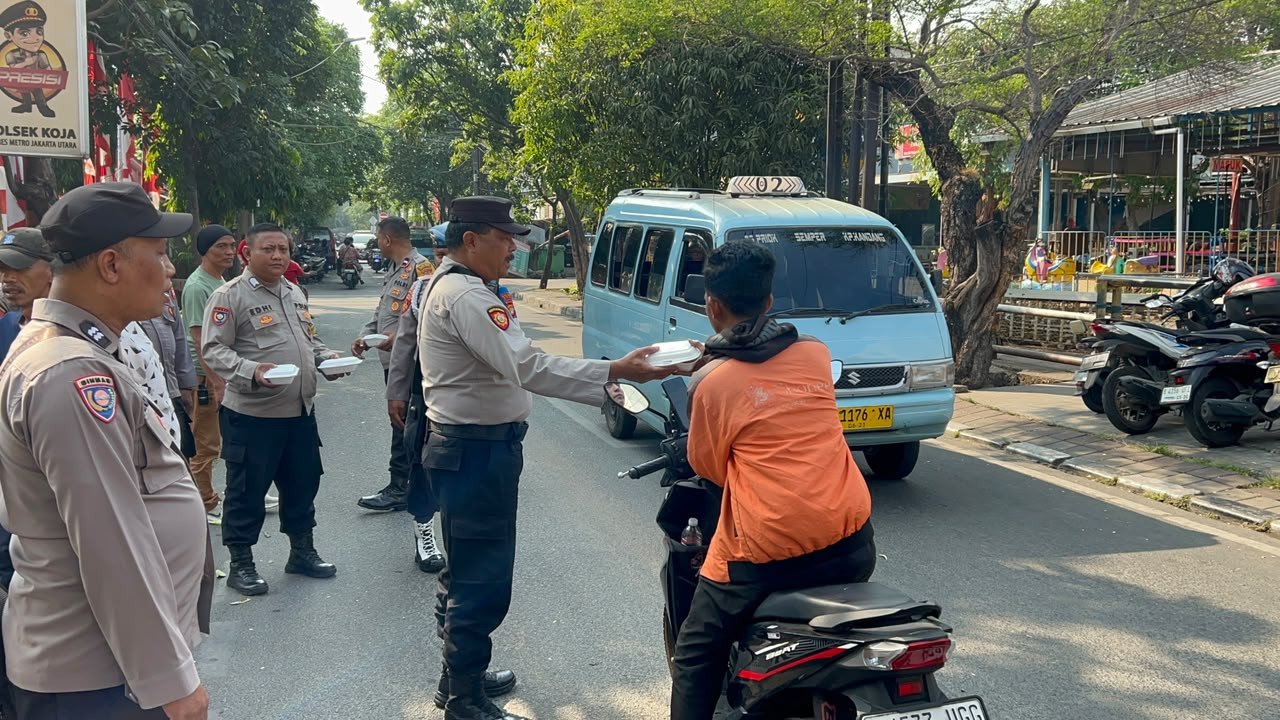 Jumat Peduli, Polsek Koja Bagikan 50 Nasi Box untuk Warga