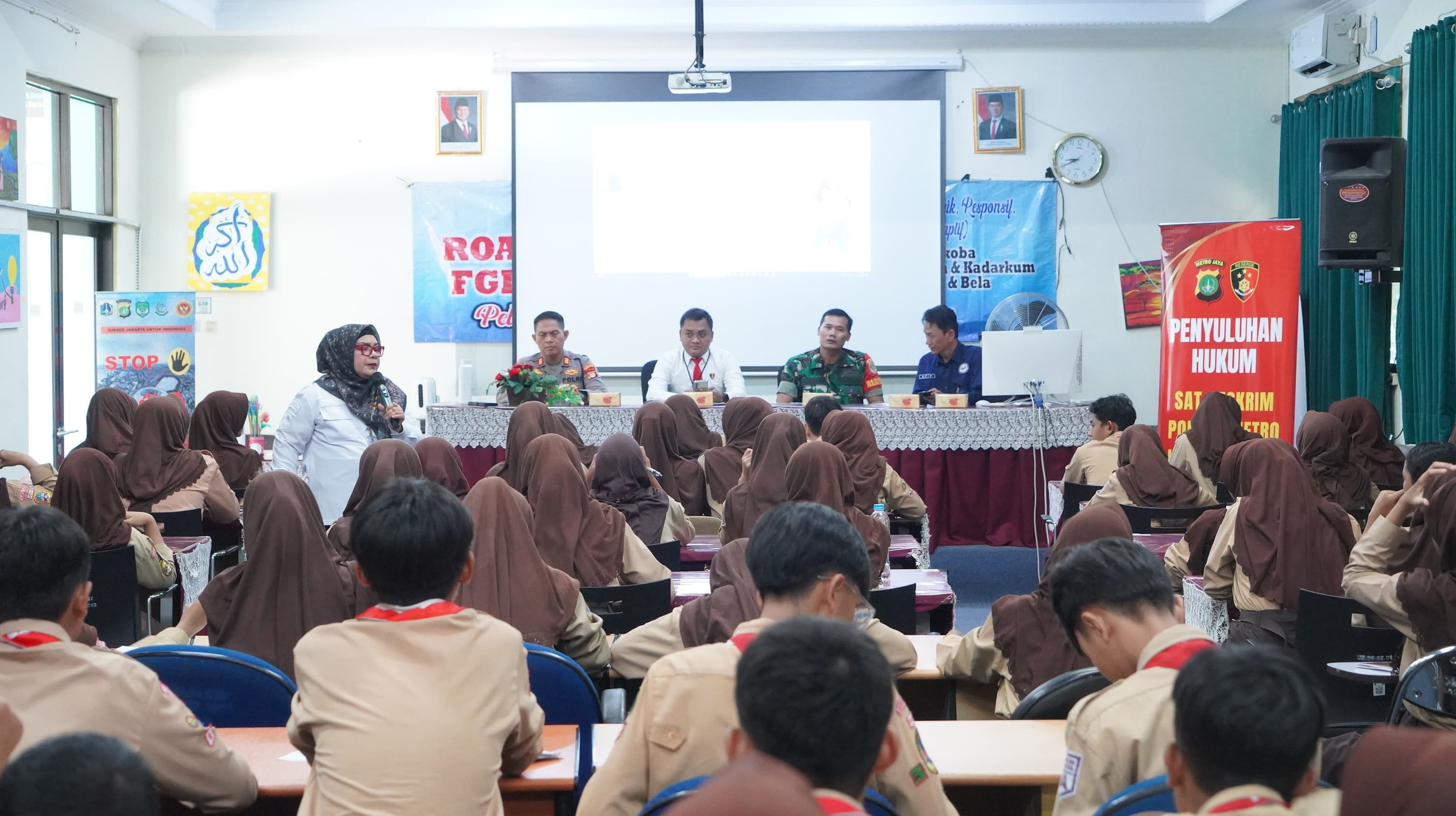 Satreskrim Polres Metro Jakut Gelar Penyuluhan Hukum di SMPN 34 Pademangan, Angkat Isu Tawuran Remaja