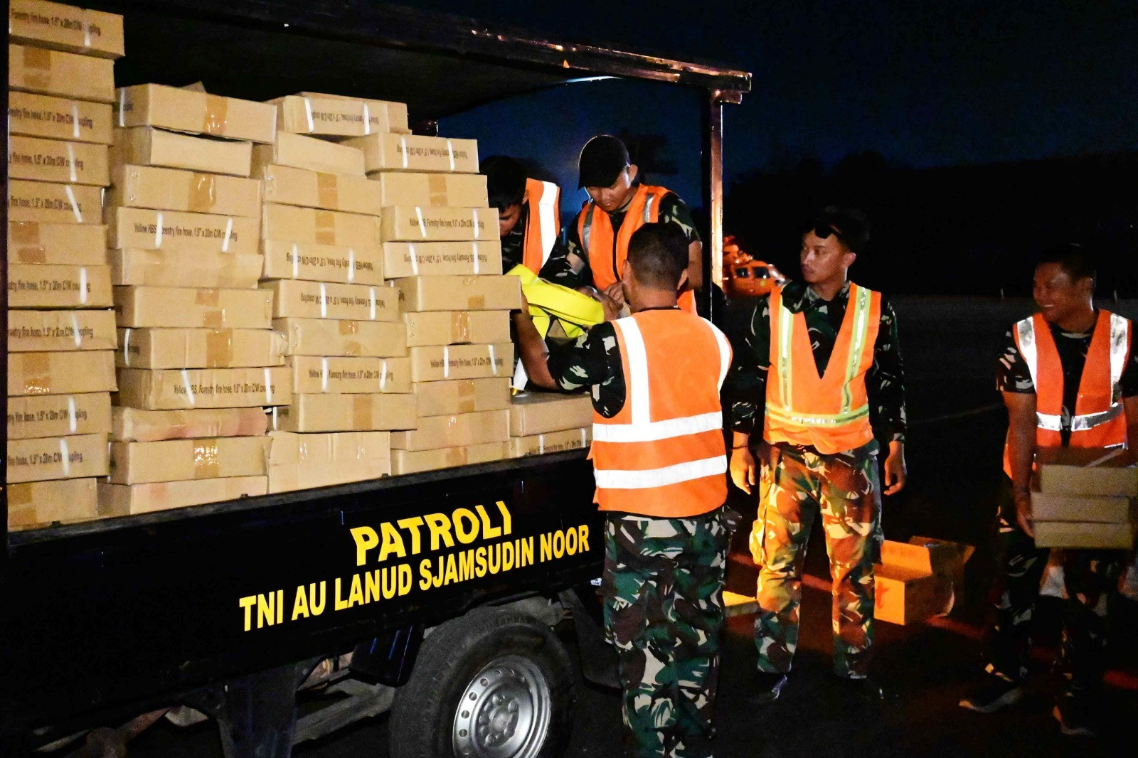 Tak Hanya Logistik, Hercules TNI AU Bawa Dukungan Kesehatan dan Peralatan Untuk Menopang Perjuangan Pasukan Karhutla Kalsel