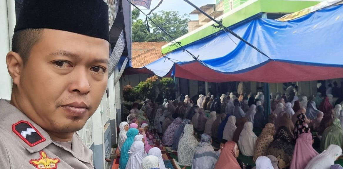 Bhabinkamtibmas Kelurahan Bintarajaya Amankan Sholat Idul Fitri 1446 H di Masjid Jami Nurul Huda